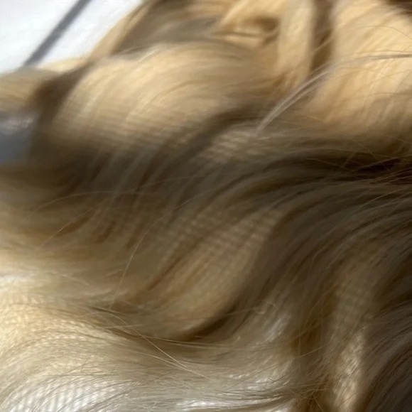 24 In Clip in light Ash Blonde Wavy Hair Extensions - Picture 3 of 6